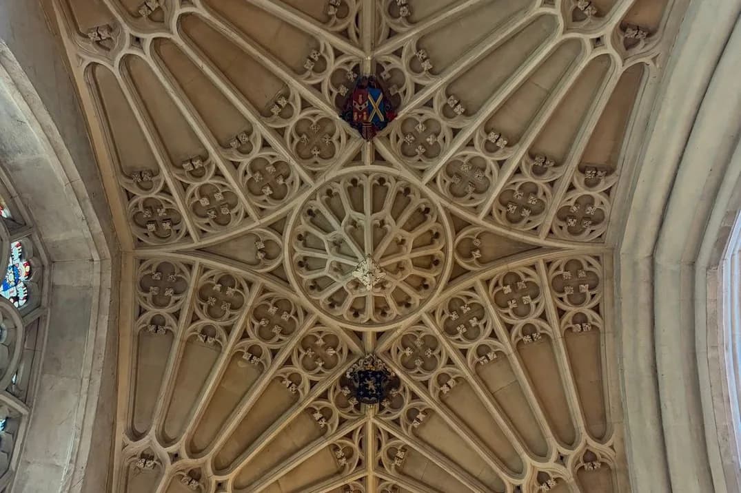 Les voûtes en éventail de la nef de l'abbaye de Bath