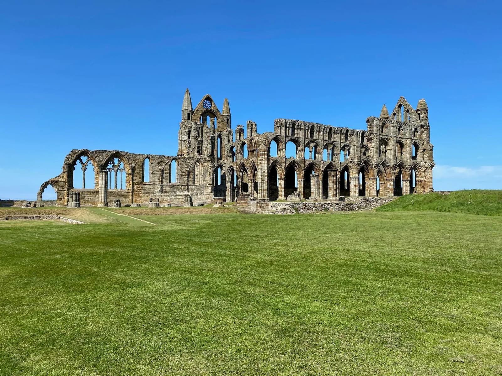 Les ruines gothiques de l'abbaye de Whitby au-dessus de la mer du Nord