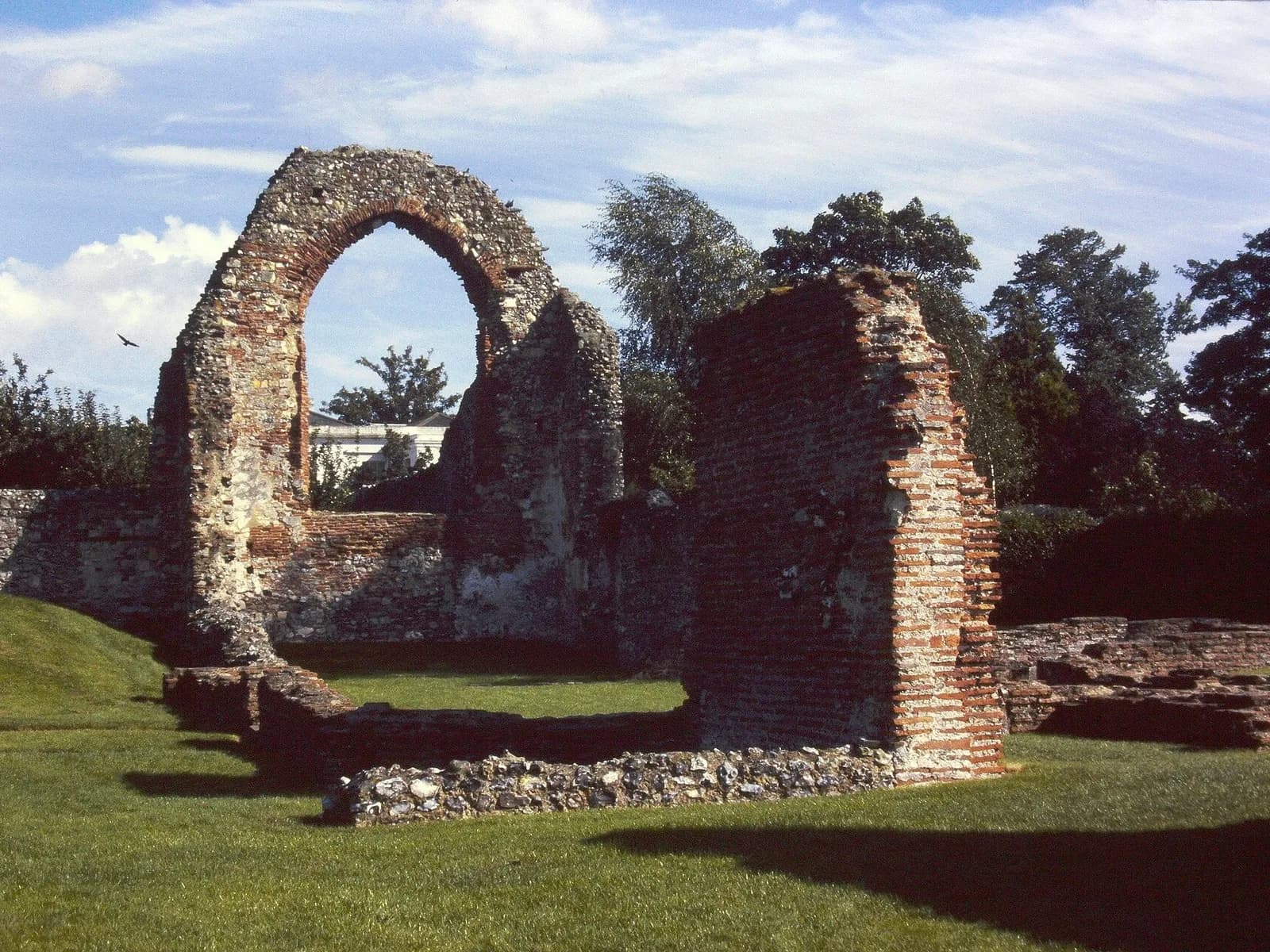 Arche en brique et silex de l'église Saint-Pancrace, dans les ruines de l'abbaye Saint-Augustin de Canterbury