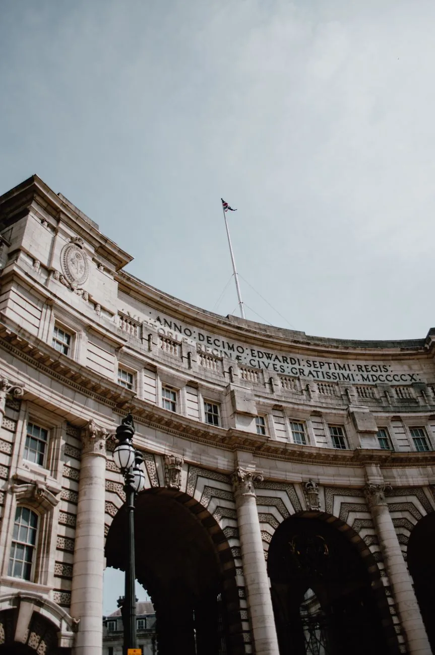 Admiralty Arch et son inscription latine, à l'entrée de The Mall depuis Trafalgar Square