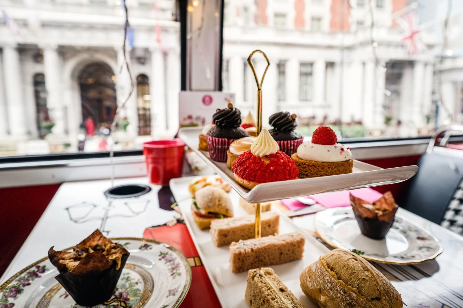 Présentoir à étages avec sandwiches et pâtisseries pour un afternoon tea à Londres