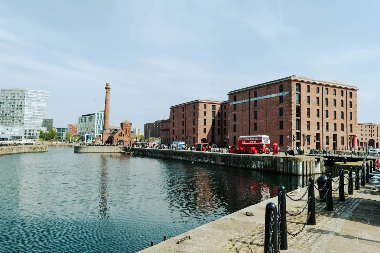 Les entrepôts de brique du Royal Albert Dock de Liverpool au bord du bassin
