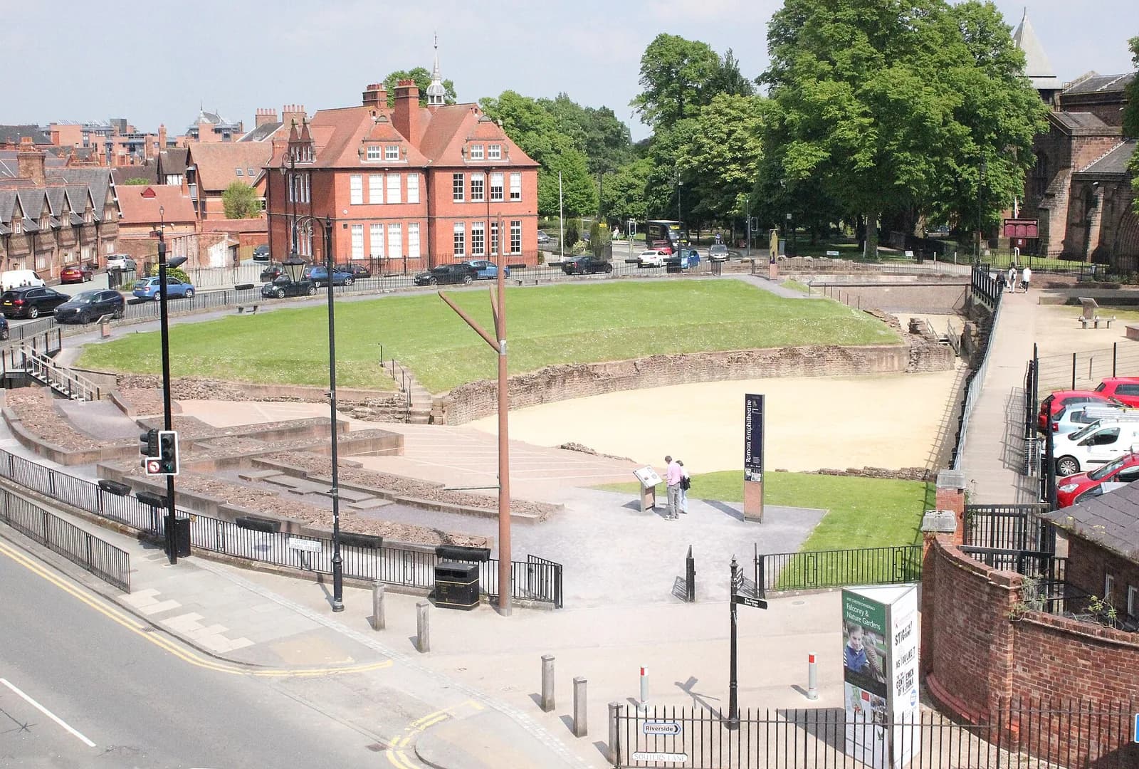 L'amphithéâtre romain de Chester vu de dessus, avec son arène et ses gradins en pelouse