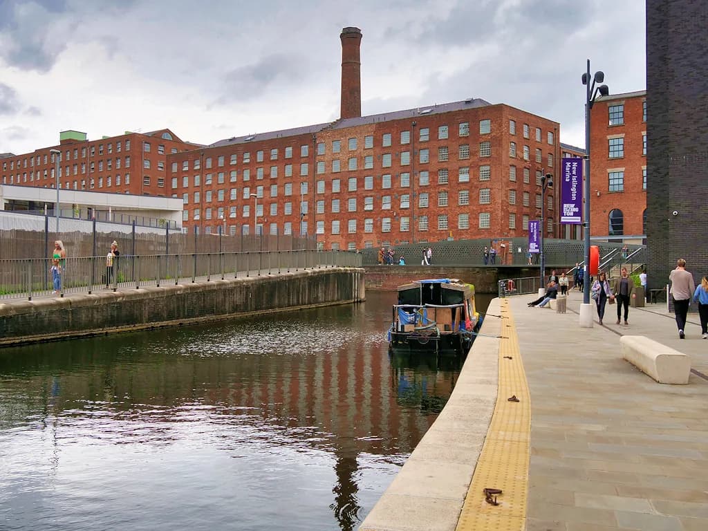 Anciennes filatures en briques reconverties le long d'un canal à Ancoats, Manchester