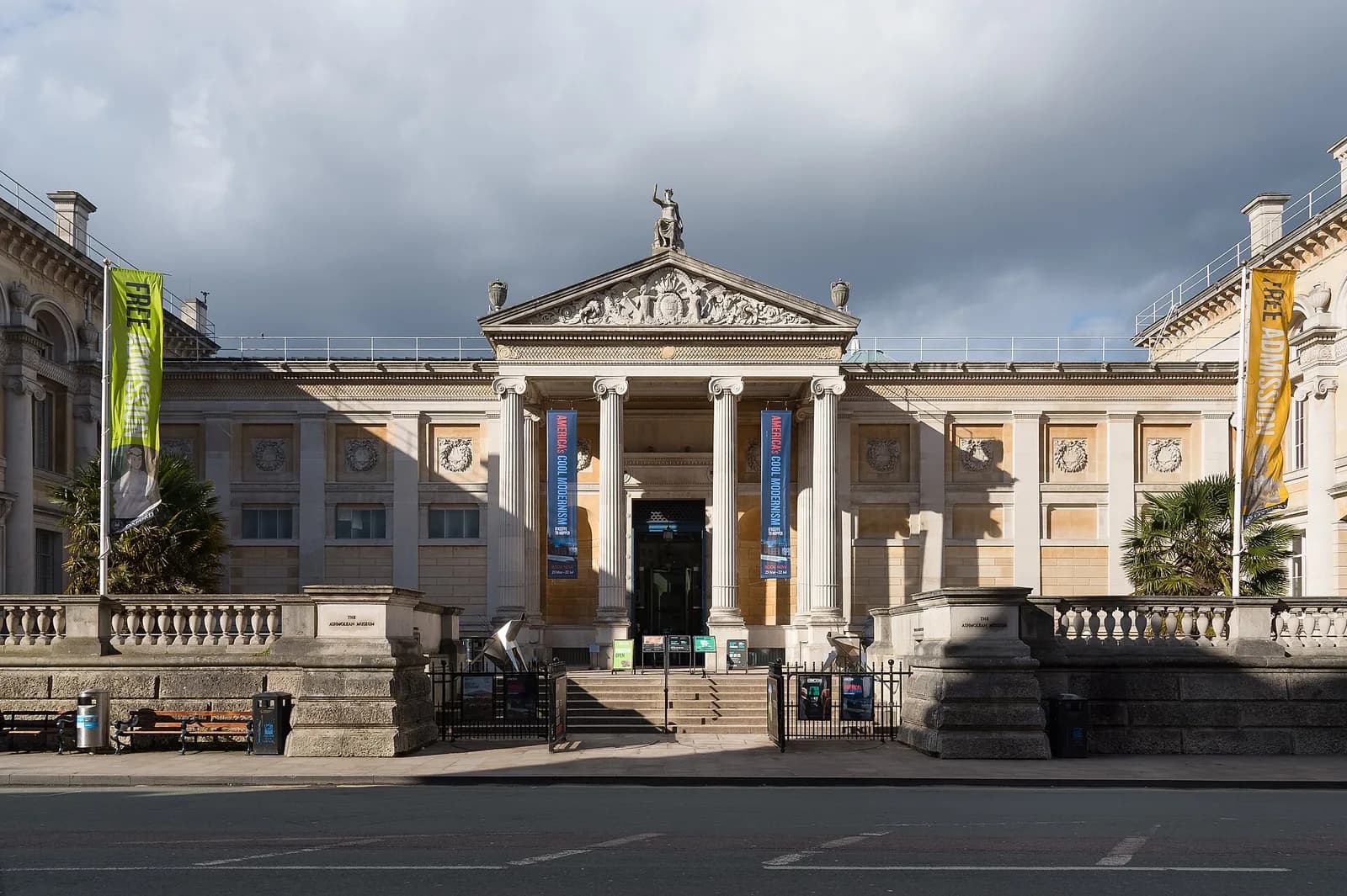 La façade néoclassique à colonnes de l'Ashmolean Museum, sur Beaumont Street à Oxford
