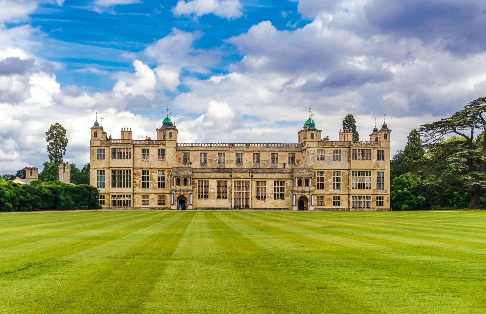 Audley End House, demeure jacobéenne de l'Essex, vue depuis sa pelouse