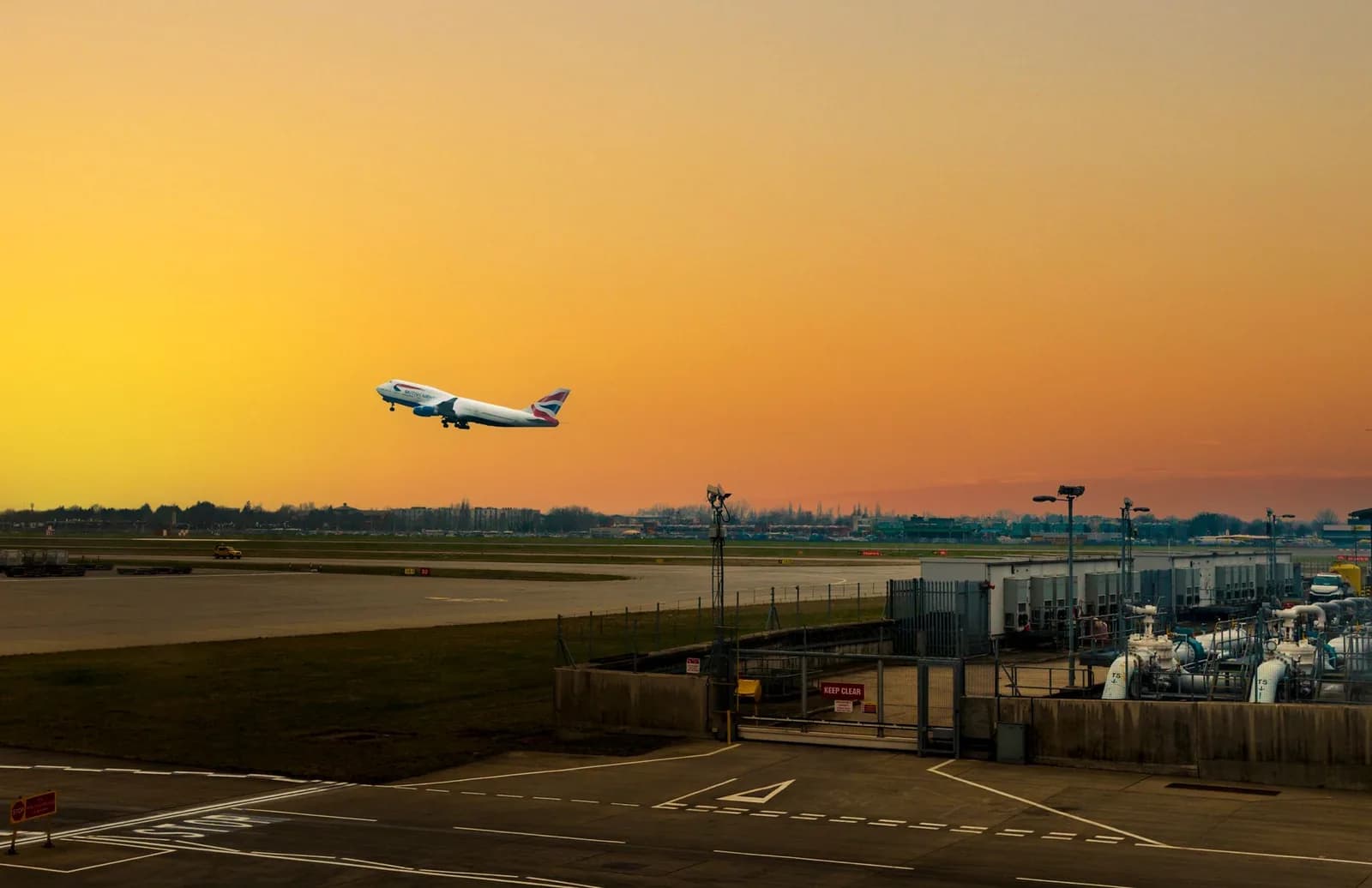 Avion British Airways au décollage au coucher du soleil depuis un aéroport londonien