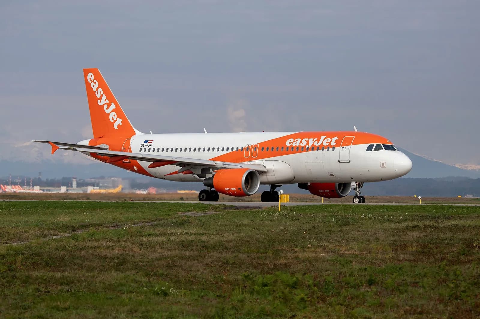 Avion easyJet orange et blanc roulant sur le tarmac d'un aéroport