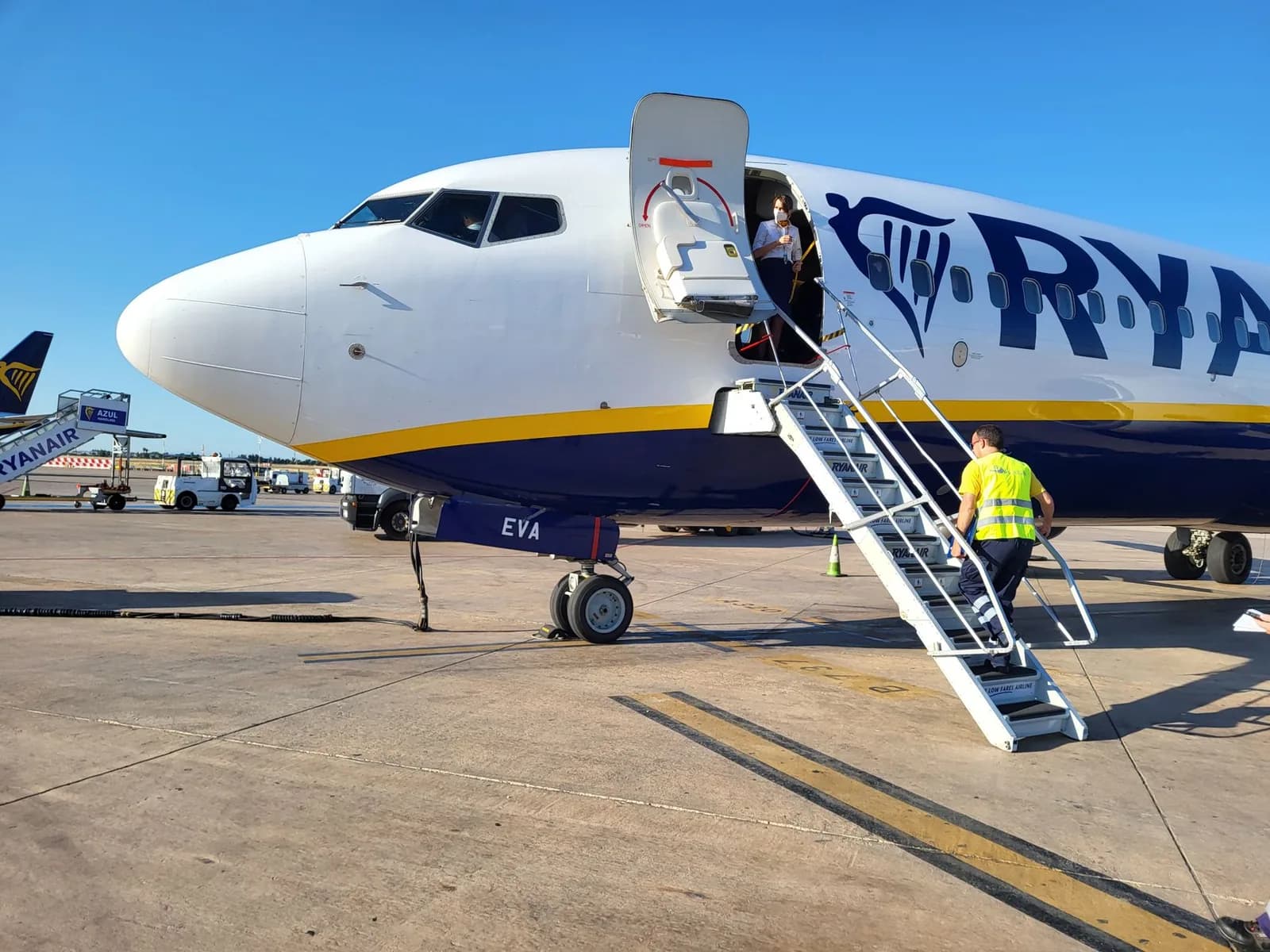 Boeing 737 Ryanair sur le tarmac, passagers montant par l'escalier mobile