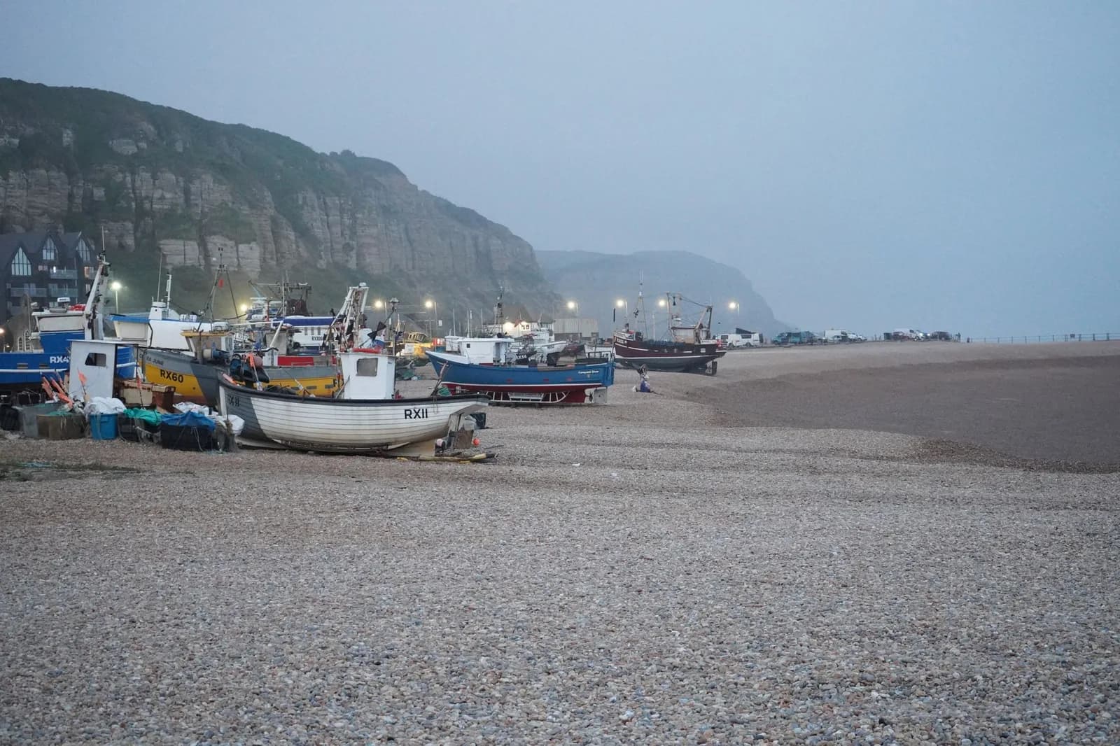 Bateaux de pêche halés sur les galets du Stade, à Hastings, au pied de la falaise
