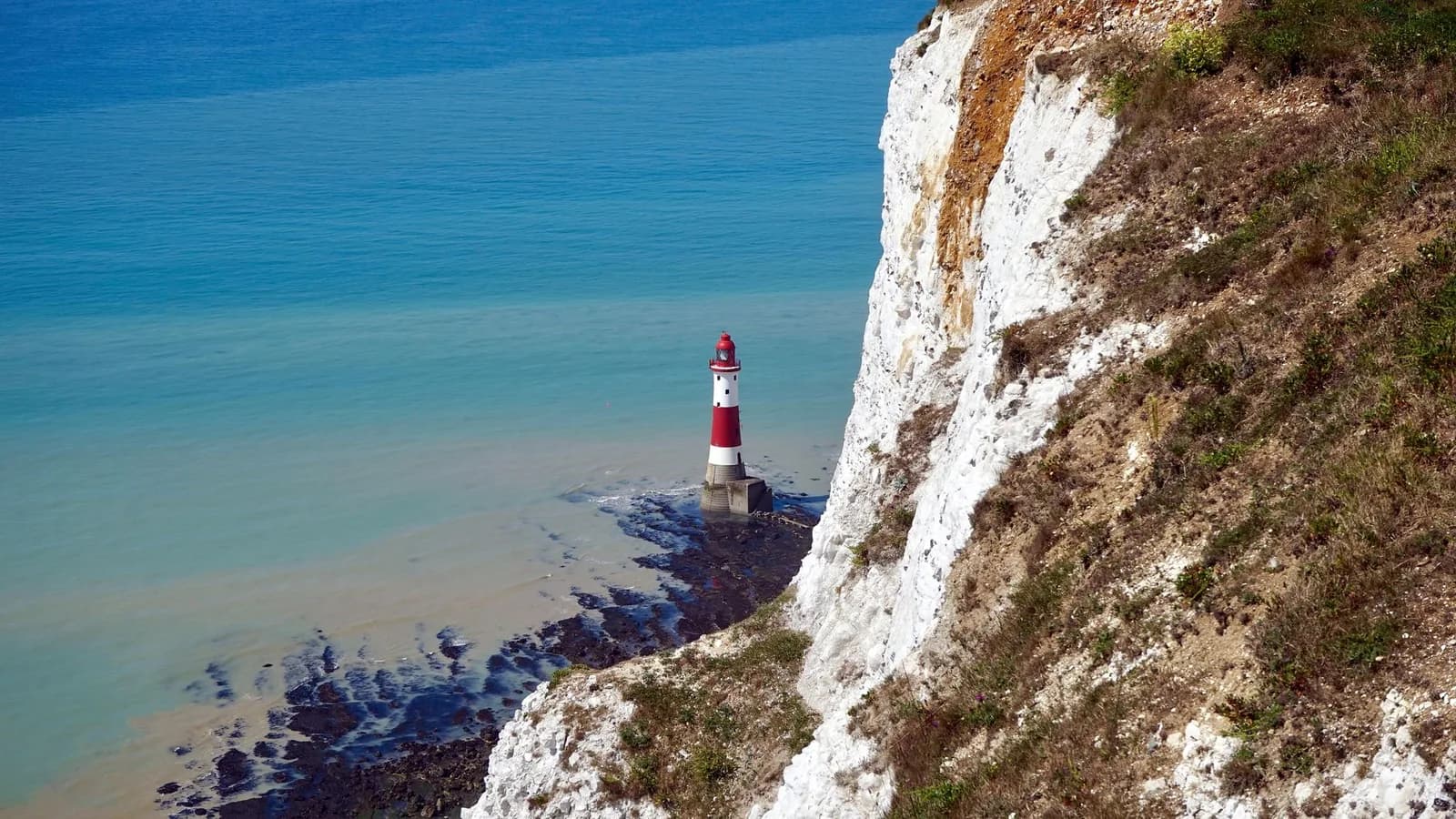 Le phare rouge et blanc de Beachy Head au pied de la falaise de craie, dans le Sussex