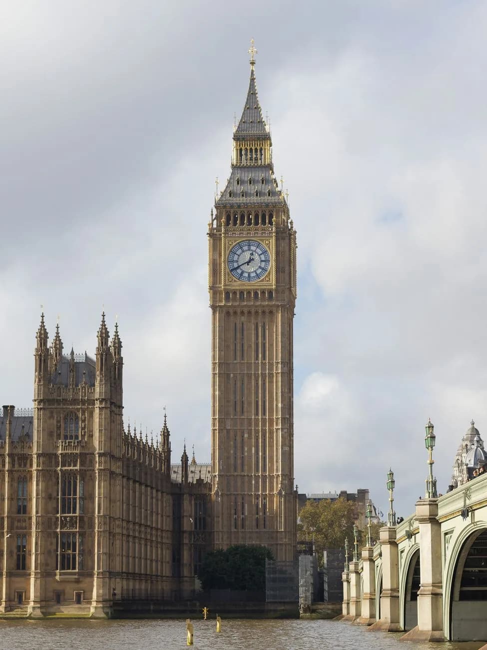 La tour de Big Ben et le palais de Westminster vus depuis la Tamise