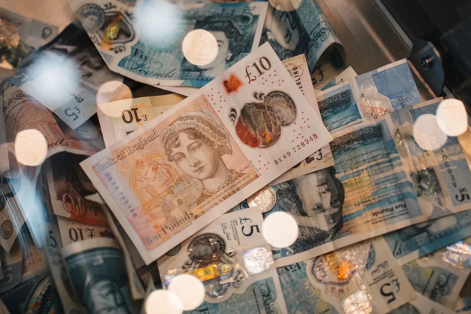 Billets de 5 et 10 livres sterling en polymère de la Bank of England, mêlés à des billets écossais