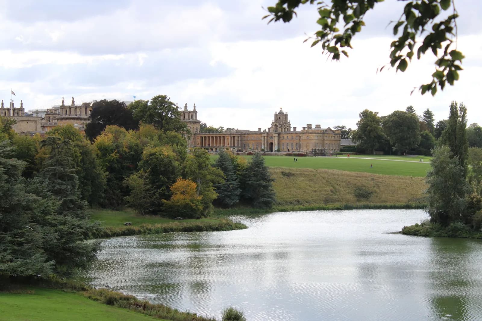 Blenheim Palace vu depuis les rives du lac, dans son parc de Woodstock