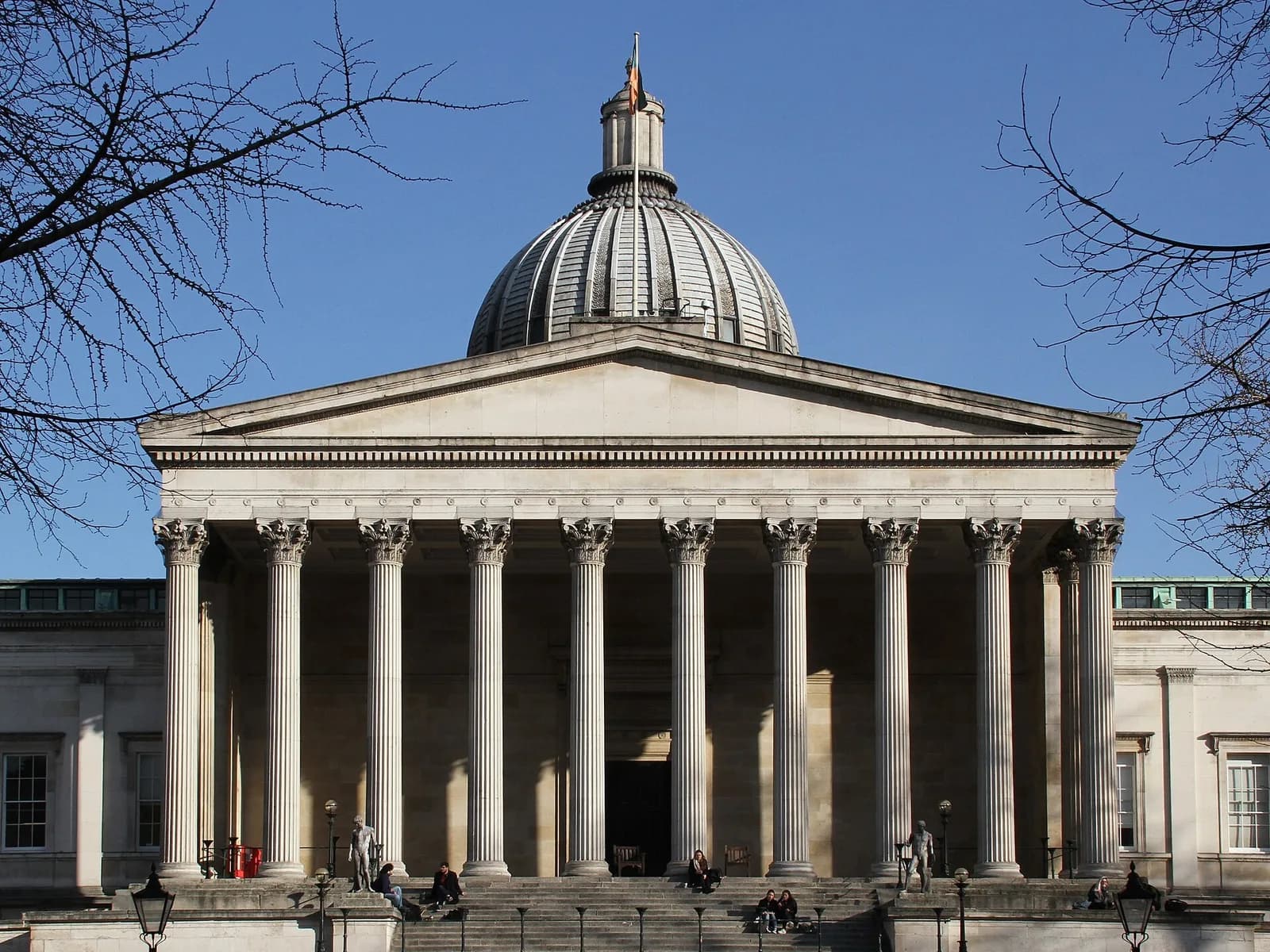 Portique à colonnes et dôme du Wilkins Building de l'University College London, à Bloomsbury