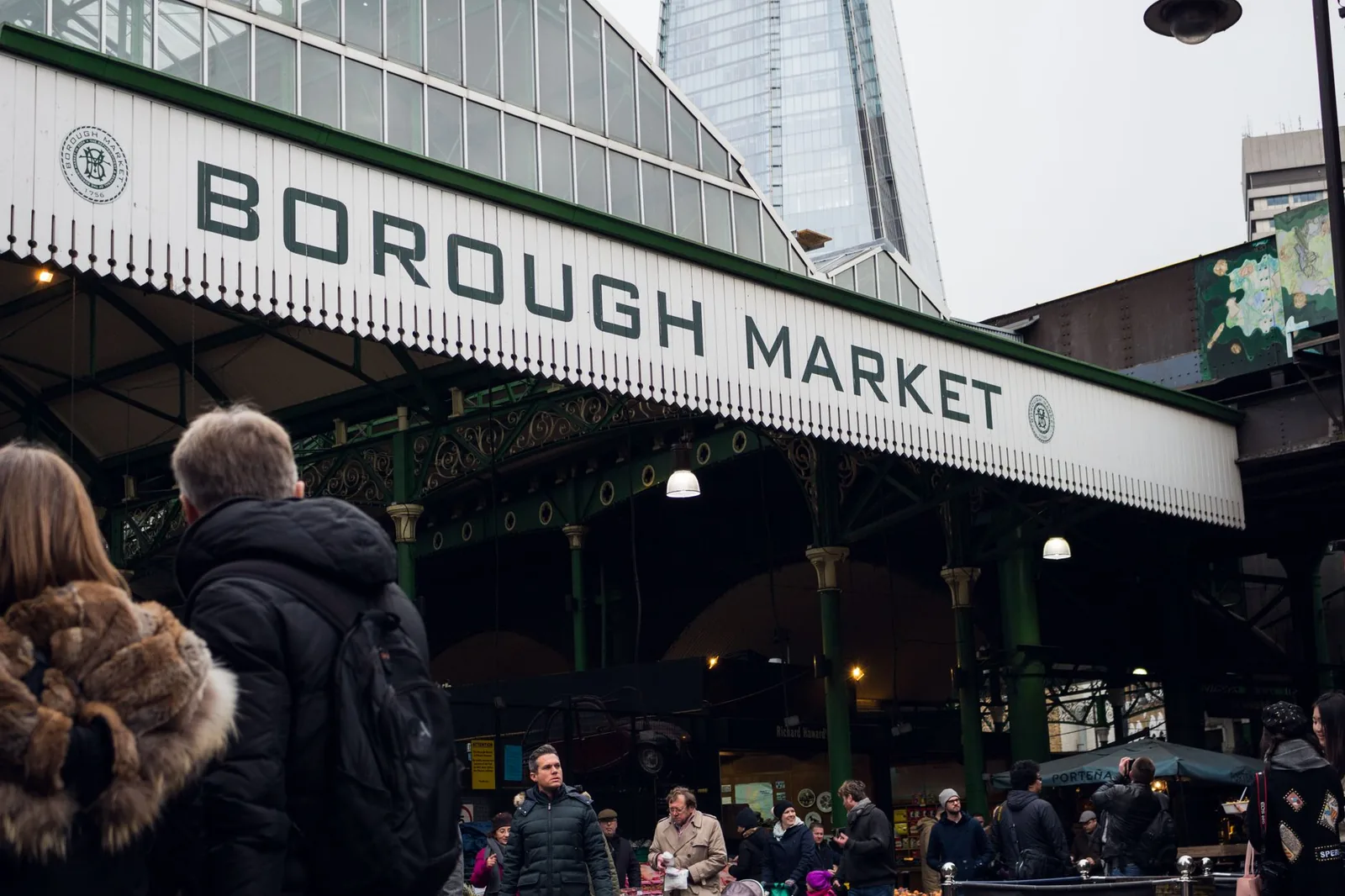 Enseigne « Borough Market » sous la verrière victorienne du marché, avec le Shard en arrière-plan, à Southwark