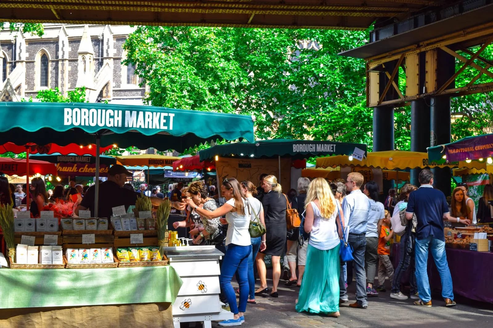 Étals sous les auvents verts de Borough Market, à Londres, un jour de marché