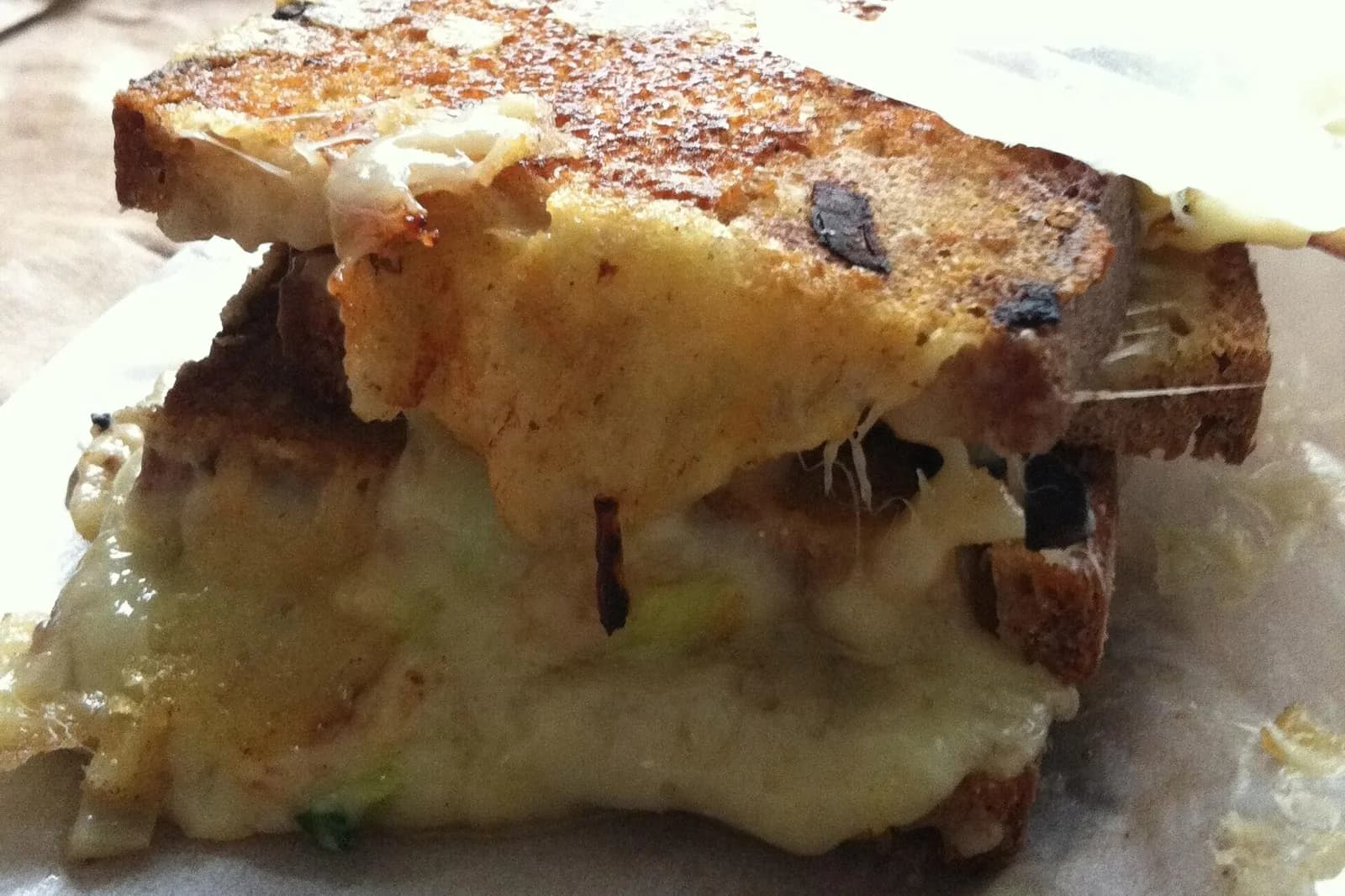 Toastie au fromage fondu dans du pain grillé, la spécialité de Kappacasein à Borough Market