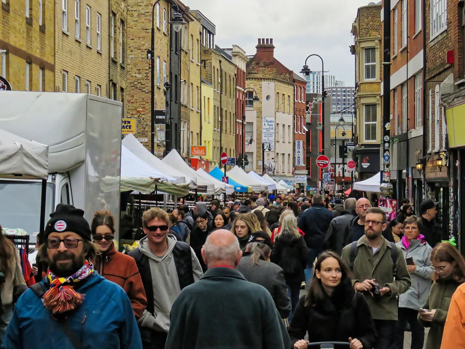 Foule entre les étals de Brick Lane un dimanche de marché, à Shoreditch
