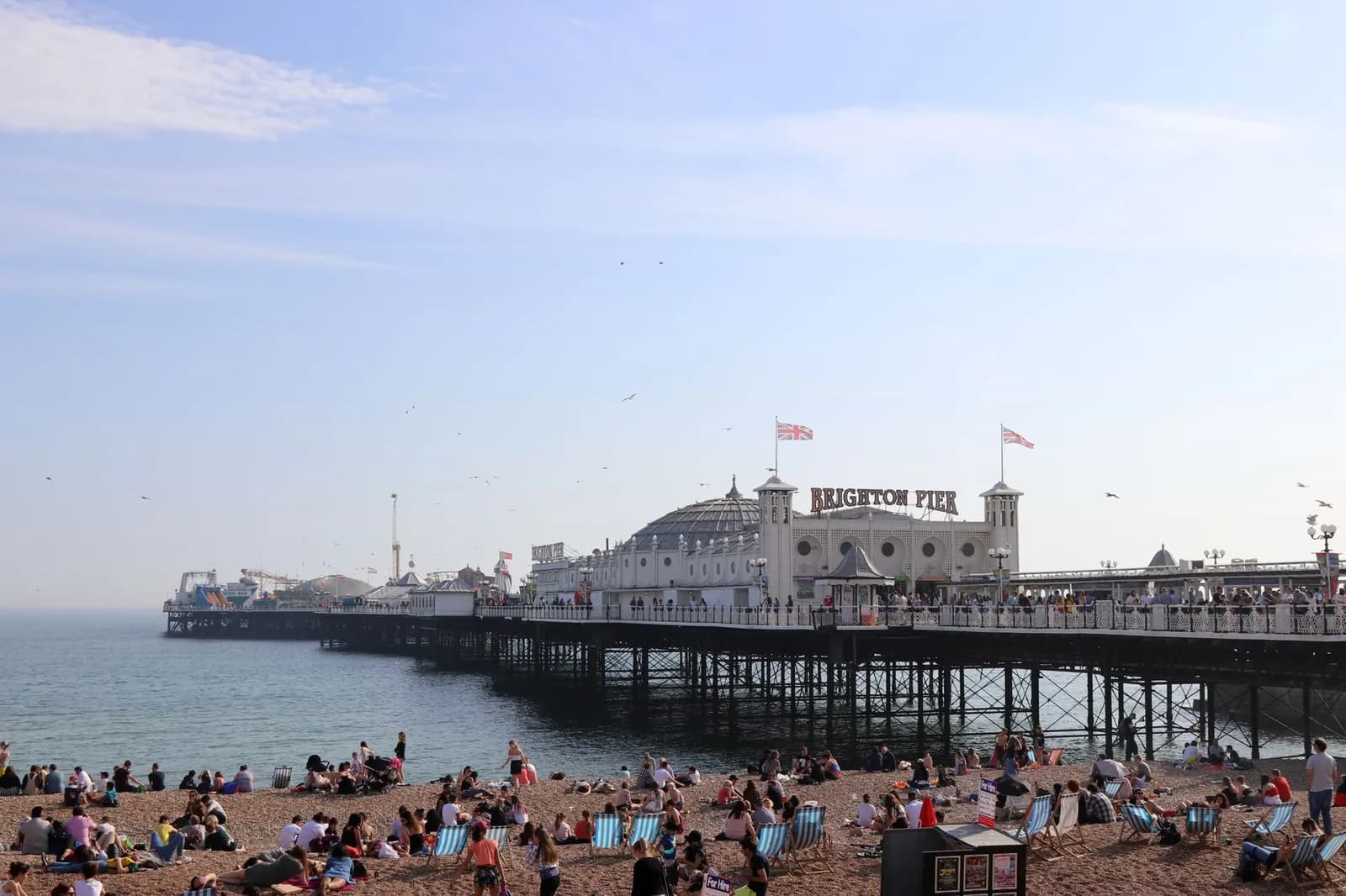 Le Palace Pier de Brighton vu depuis la plage de galets