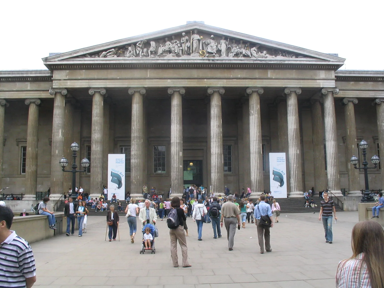La colonnade néoclassique du British Museum, sur Great Russell Street à Londres