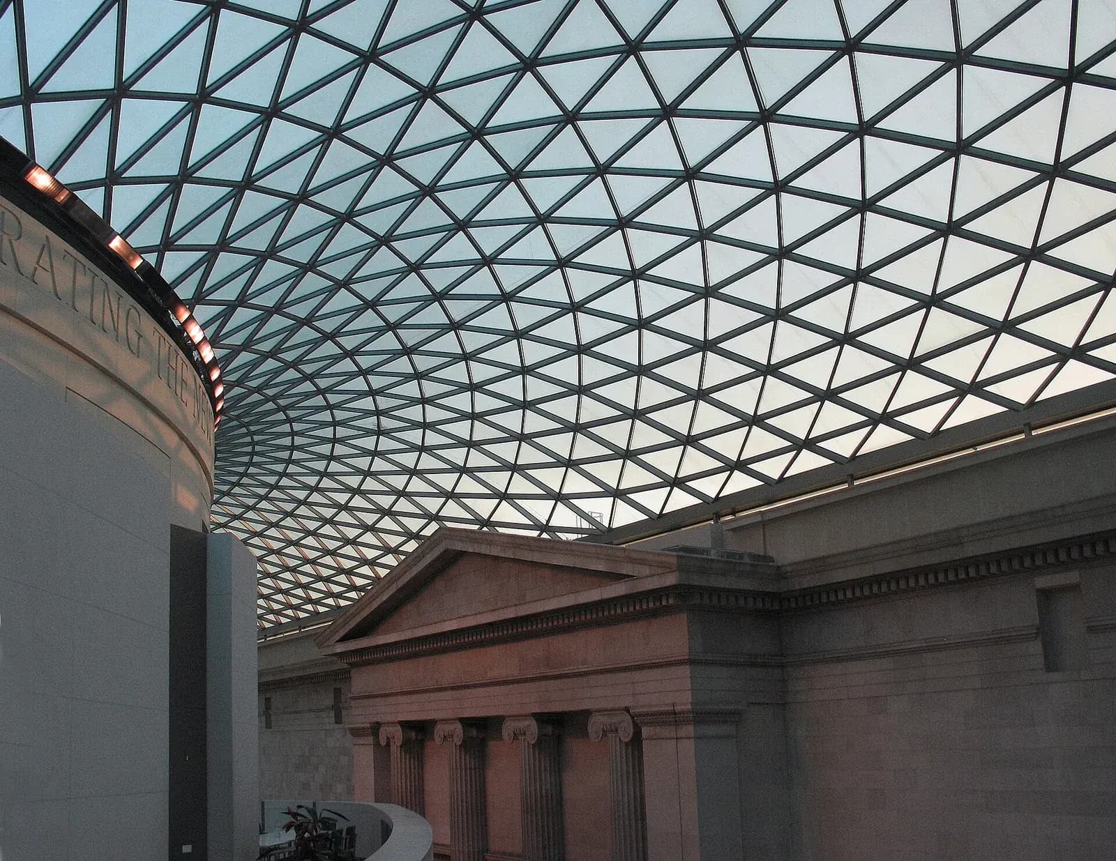 La Great Court du British Museum sous sa verrière, autour de l'ancienne salle de lecture circulaire