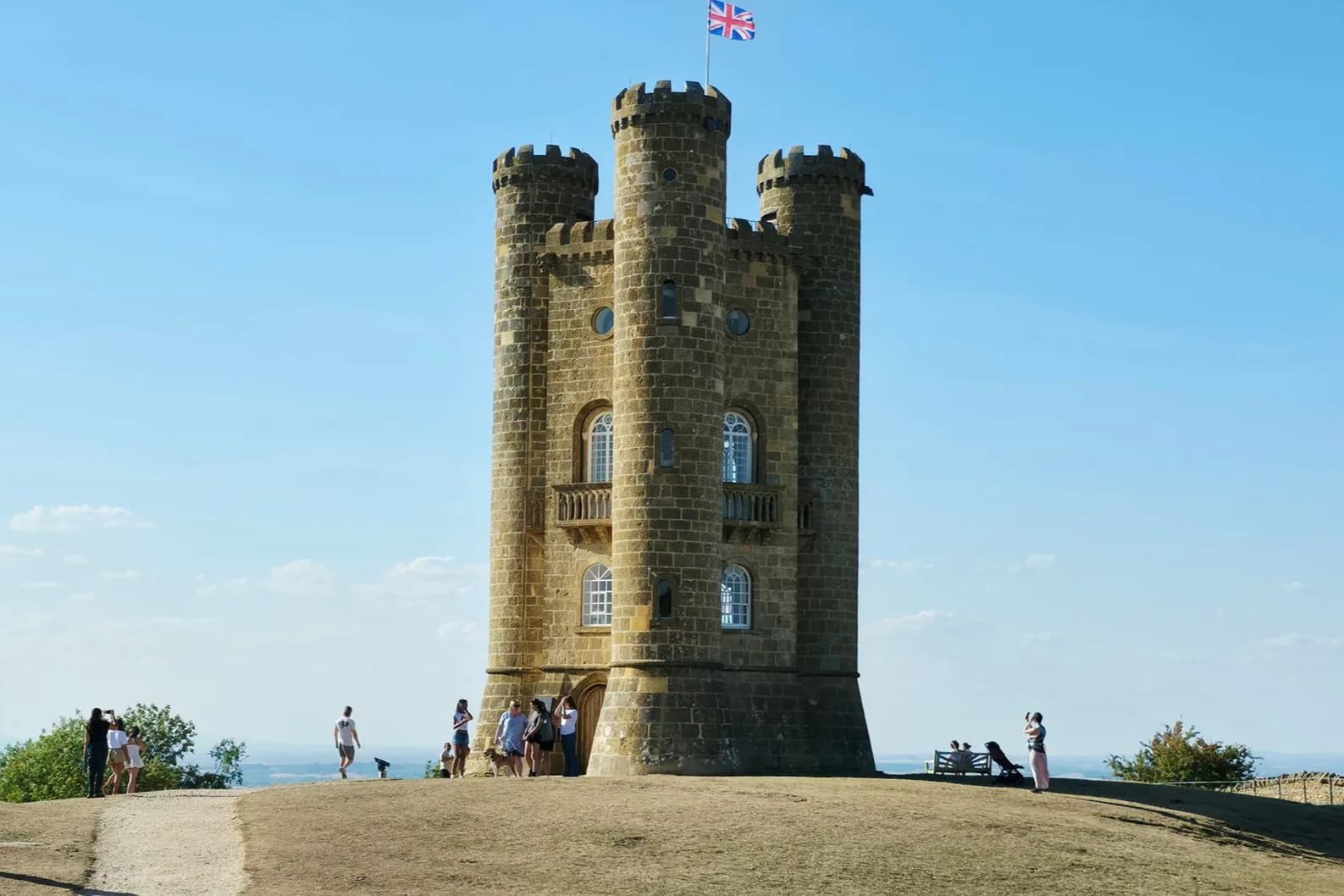La Broadway Tower au sommet de sa colline, avec des promeneurs