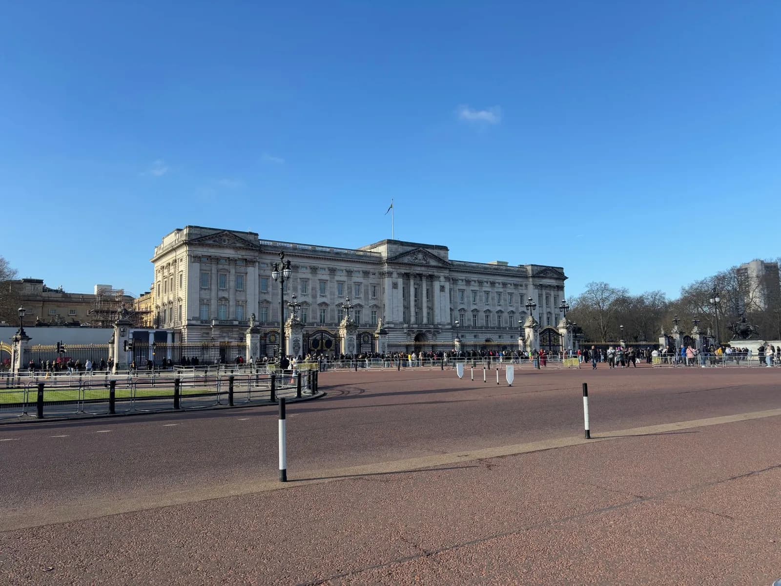 La façade de Buckingham Palace vue depuis le Mall