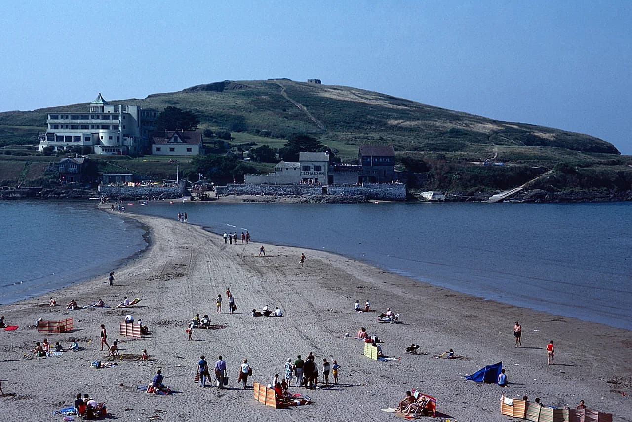 Burgh Island et sa langue de sable vue depuis la plage de Bigbury-on-Sea, dans le sud du Devon
