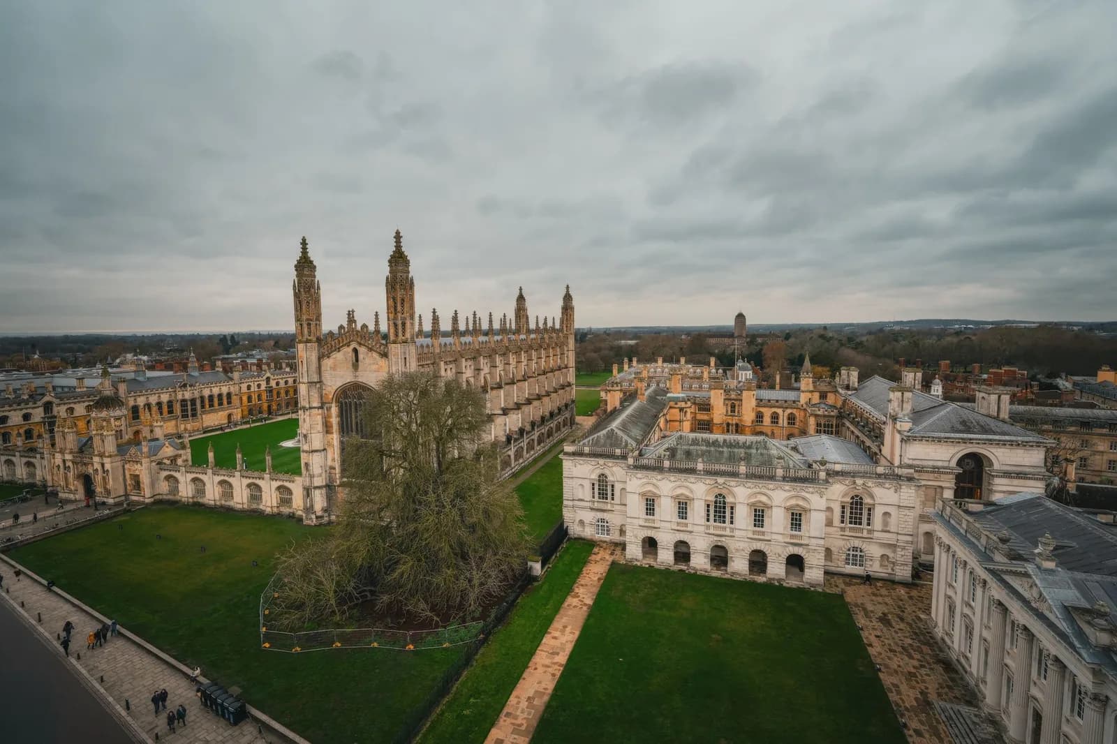 Vue aérienne de la chapelle de King's College et des pelouses des Backs à Cambridge