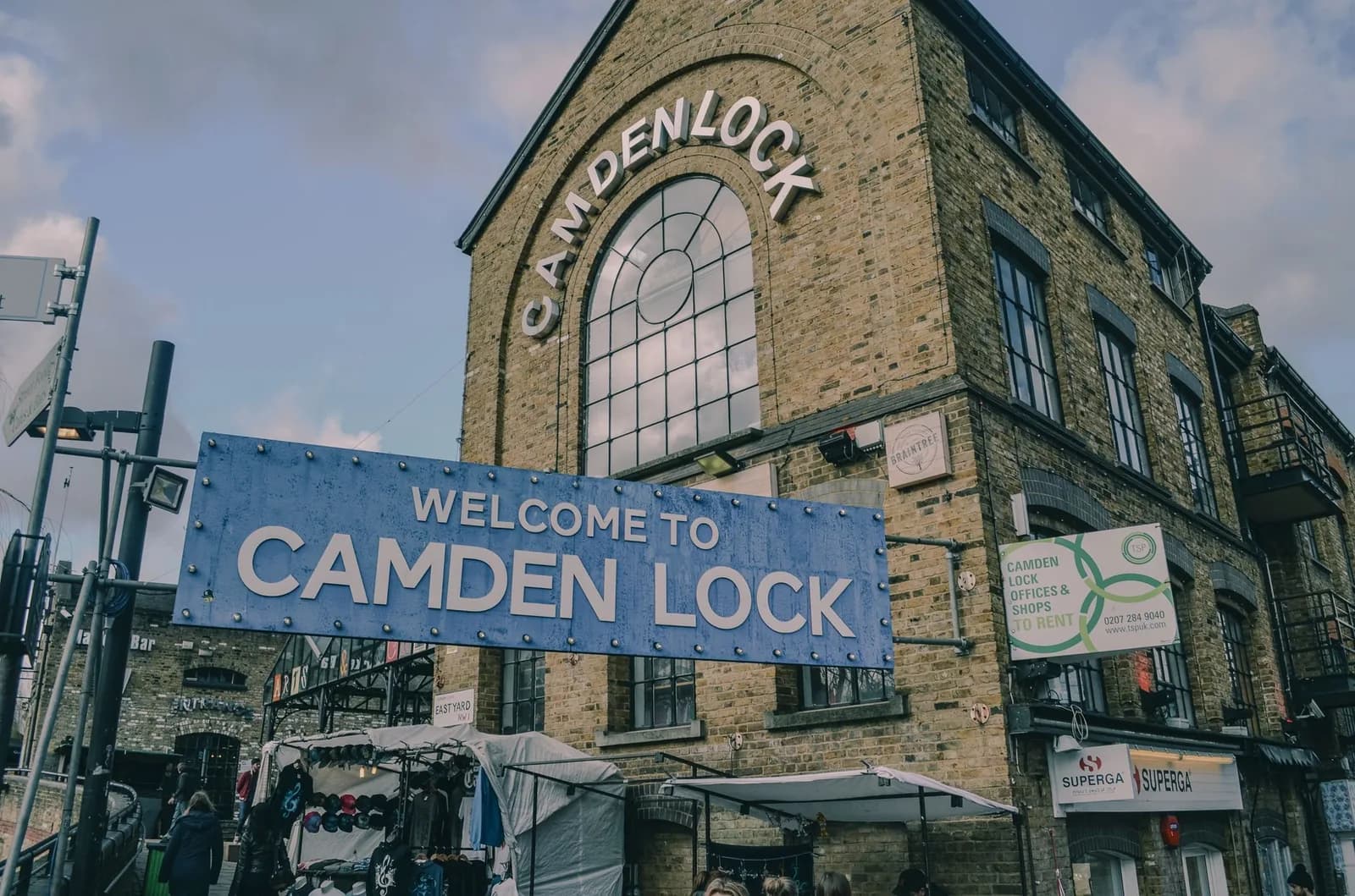 L'entrée du marché de Camden Lock et son enseigne bleue