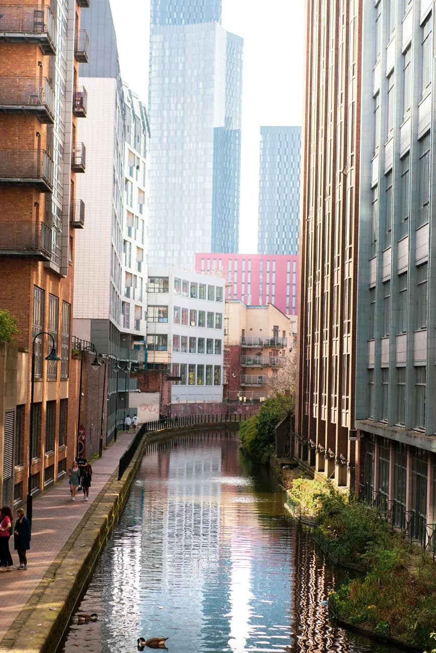 Canal bordé d'immeubles résidentiels dans le centre de Manchester