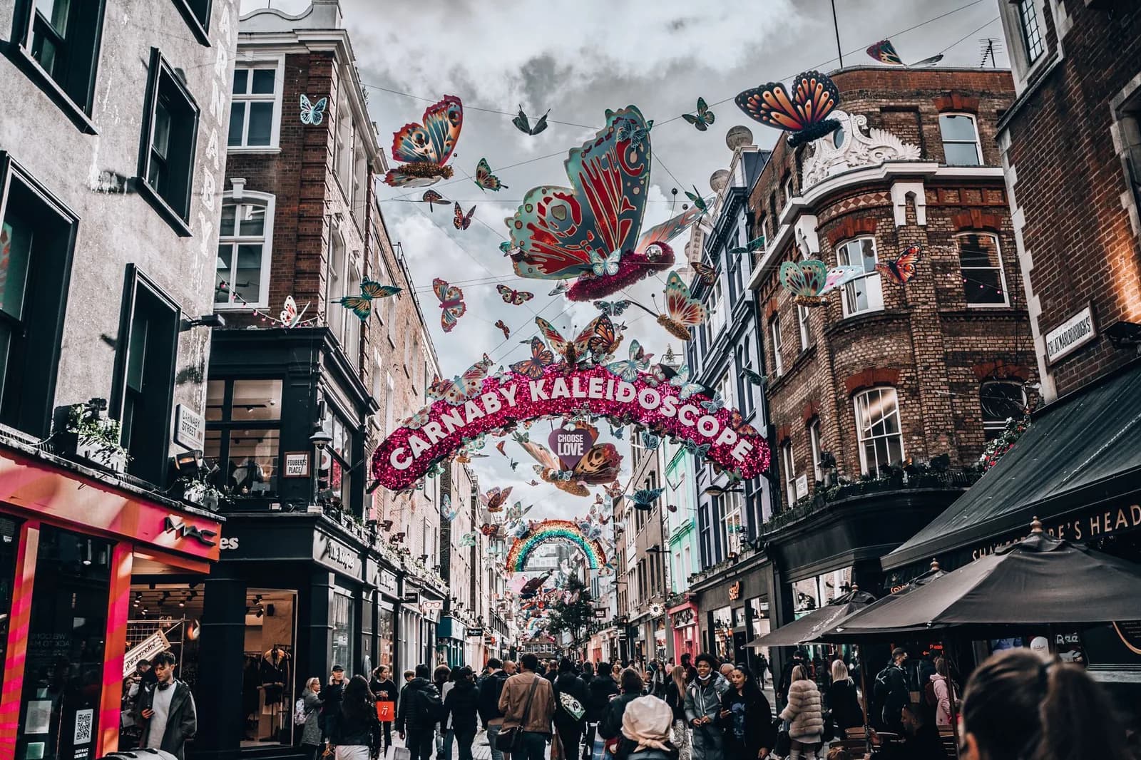 Carnaby Street et son arche Carnaby Kaleidoscope suspendue au-dessus de la rue