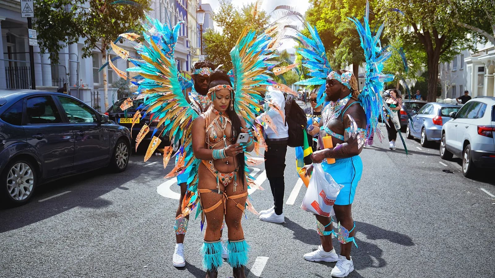 Participants en costumes à plumes et ailes colorées au carnaval de Notting Hill