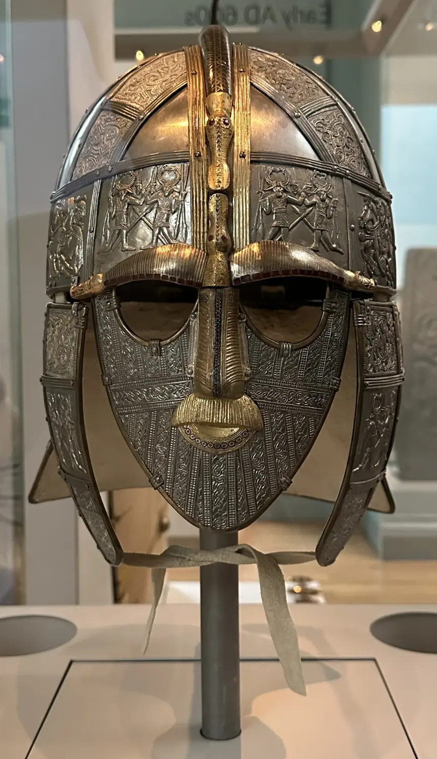 Réplique du casque anglo-saxon de Sutton Hoo, avec son masque facial, exposée au British Museum