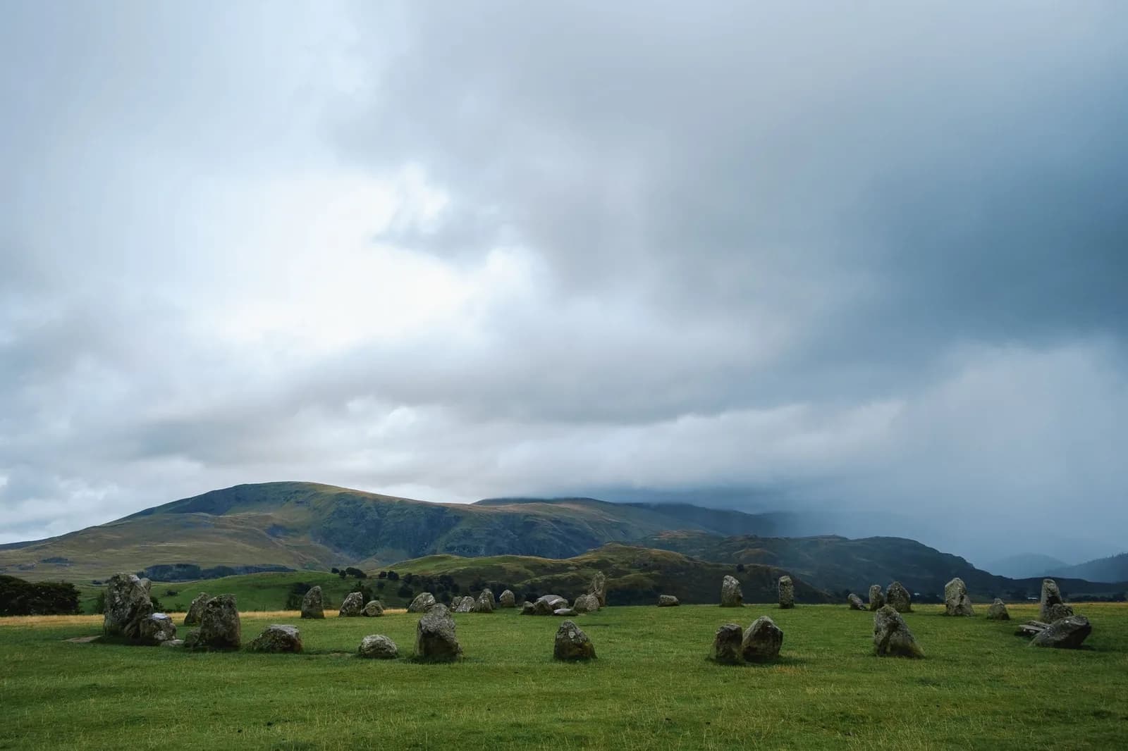 Le cercle de pierres de Castlerigg, près de Keswick, sous un ciel nuageux
