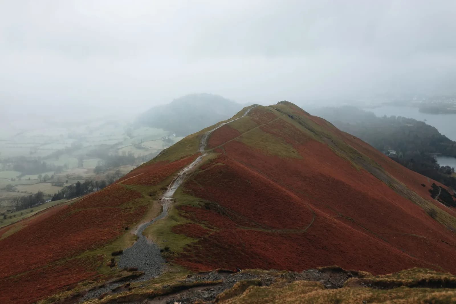 Sentier de crête de Catbells dans la brume, au-dessus de la vallée de Derwentwater