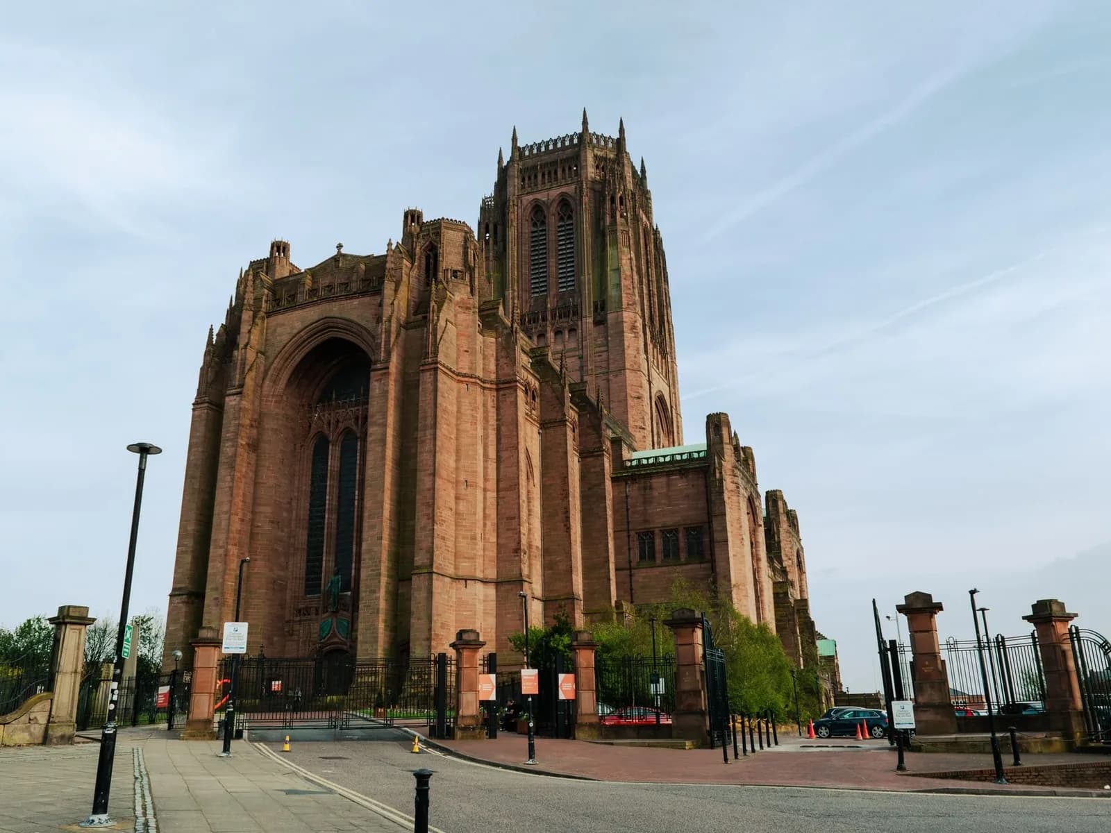 La cathédrale anglicane de Liverpool en grès rouge et sa grande tour centrale, vue depuis la rue