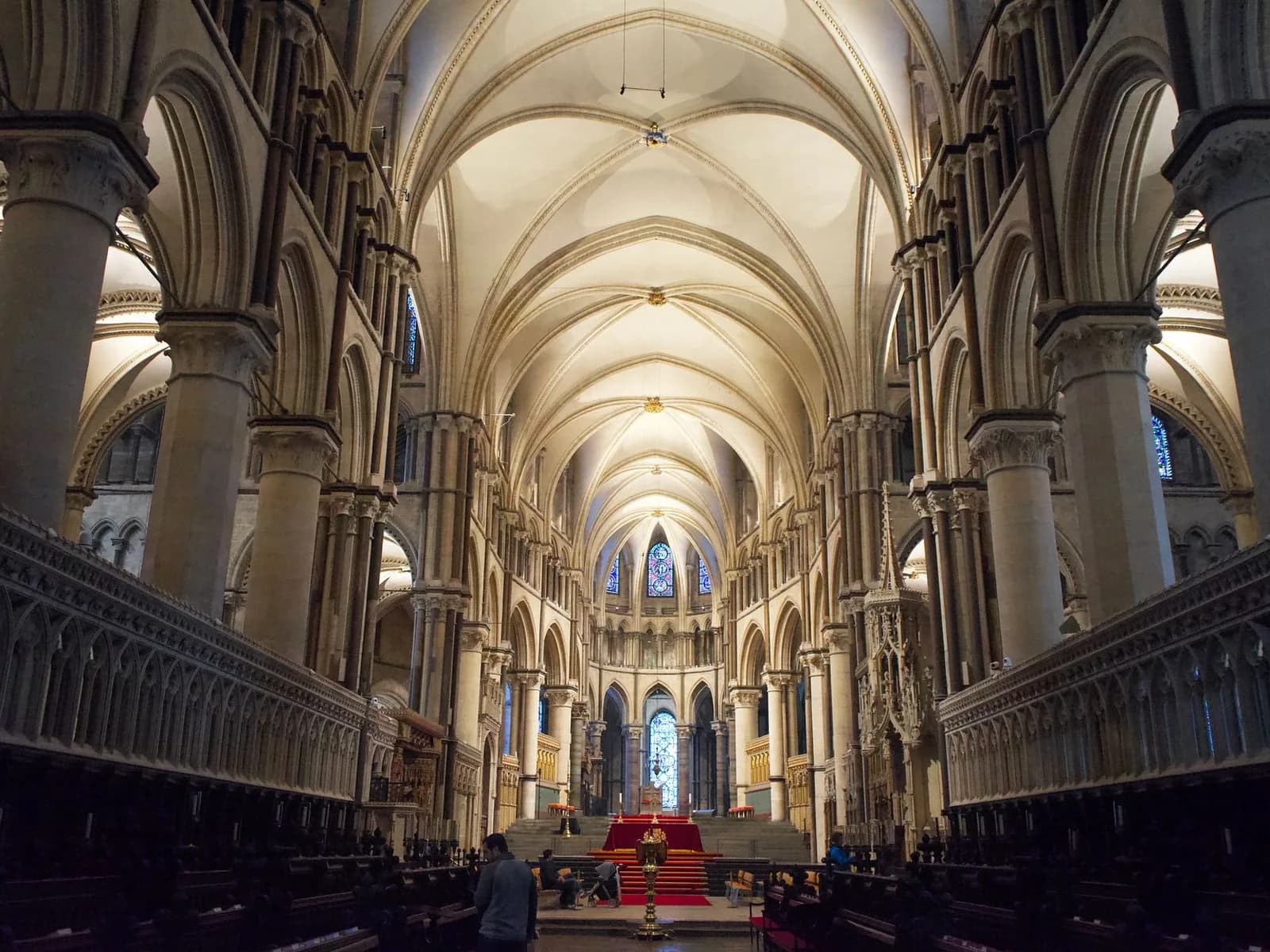 Les voûtes gothiques et les stalles du chœur de la cathédrale de Canterbury