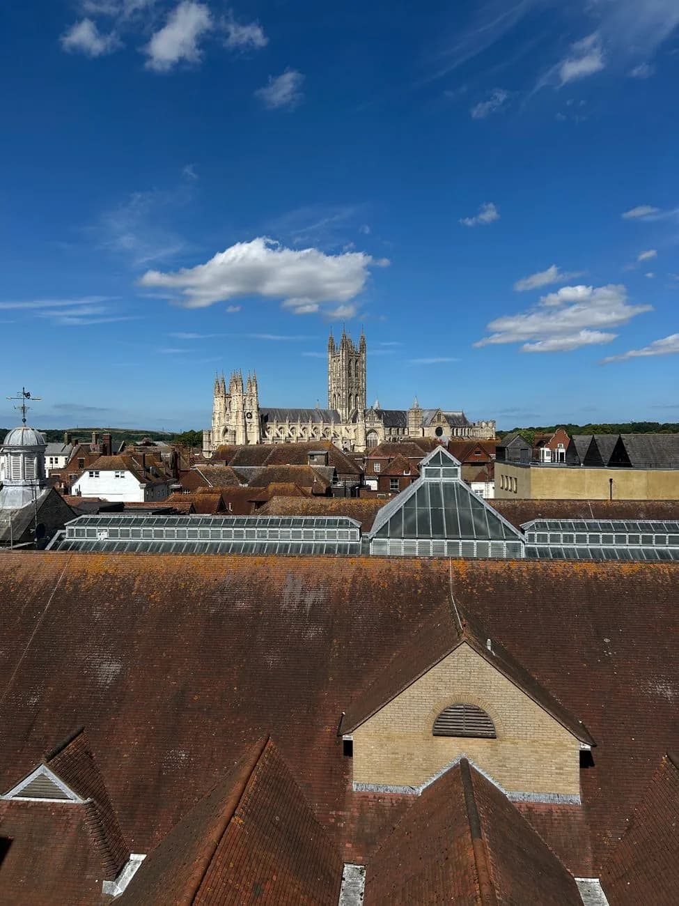 La cathédrale de Canterbury dominant les toits de tuiles de la ville