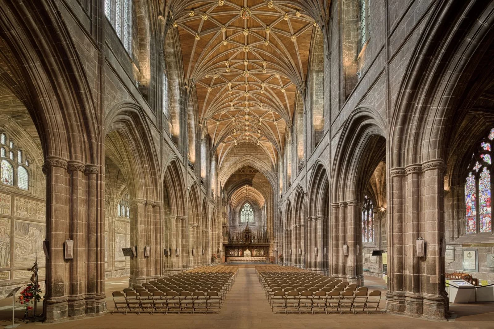 La nef en grès rouge d'une cathédrale gothique et sa voûte à nervures