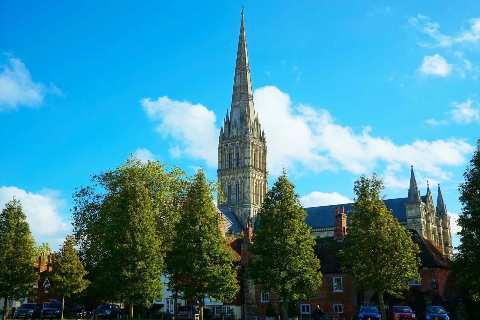 La flèche de la cathédrale de Salisbury dominant les arbres, dans le Wiltshire