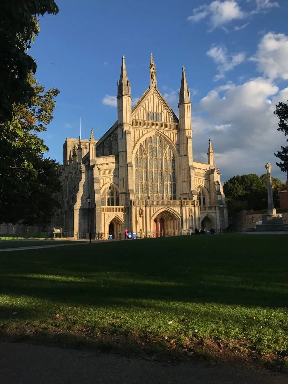 La façade ouest de la cathédrale de Winchester au soleil couchant