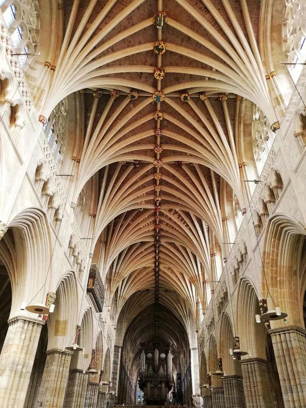 Voûte gothique à nervures d'une nef de cathédrale