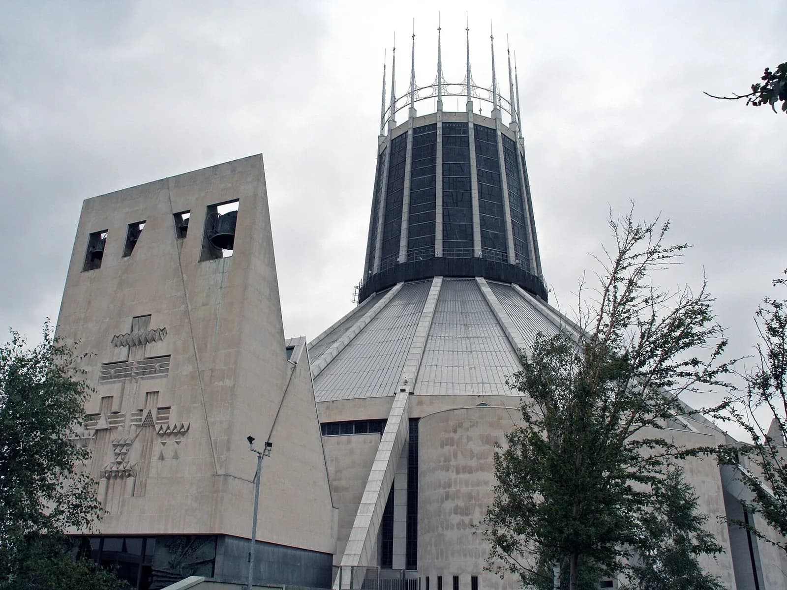 La cathédrale métropolitaine de Liverpool, sa lanterne circulaire en couronne et son toit conique, sous un ciel gris