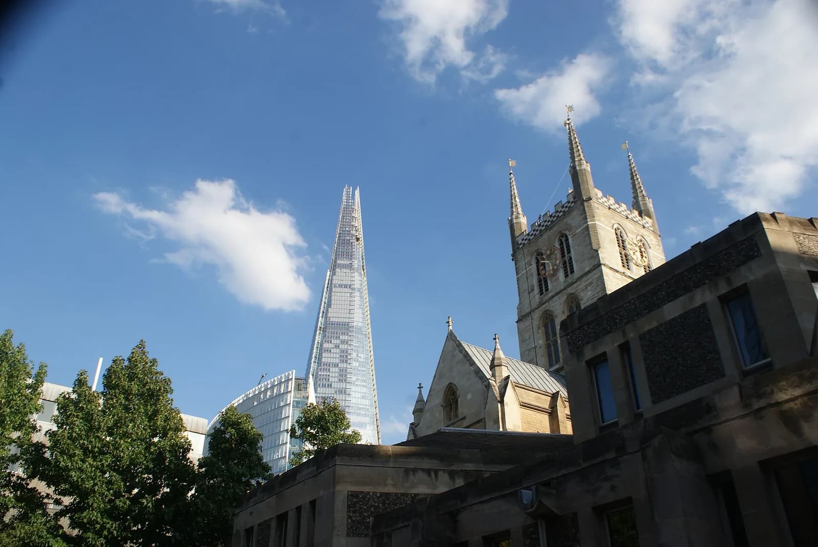 La tour et les toits de la cathédrale de Southwark, avec The Shard en arrière-plan, vus depuis Cathedral Street