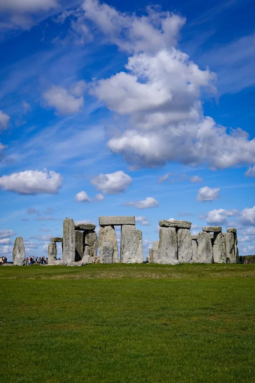 Le cercle de pierres de Stonehenge dans la plaine du Wiltshire