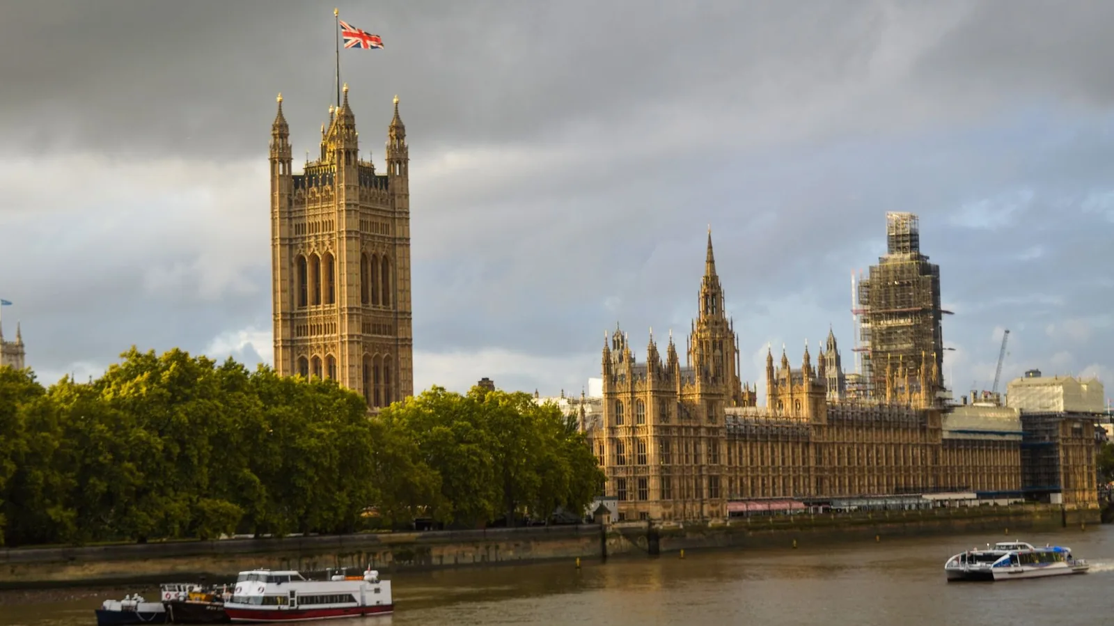 Le palais de Westminster et la Victoria Tower vus depuis la Tamise, à Londres