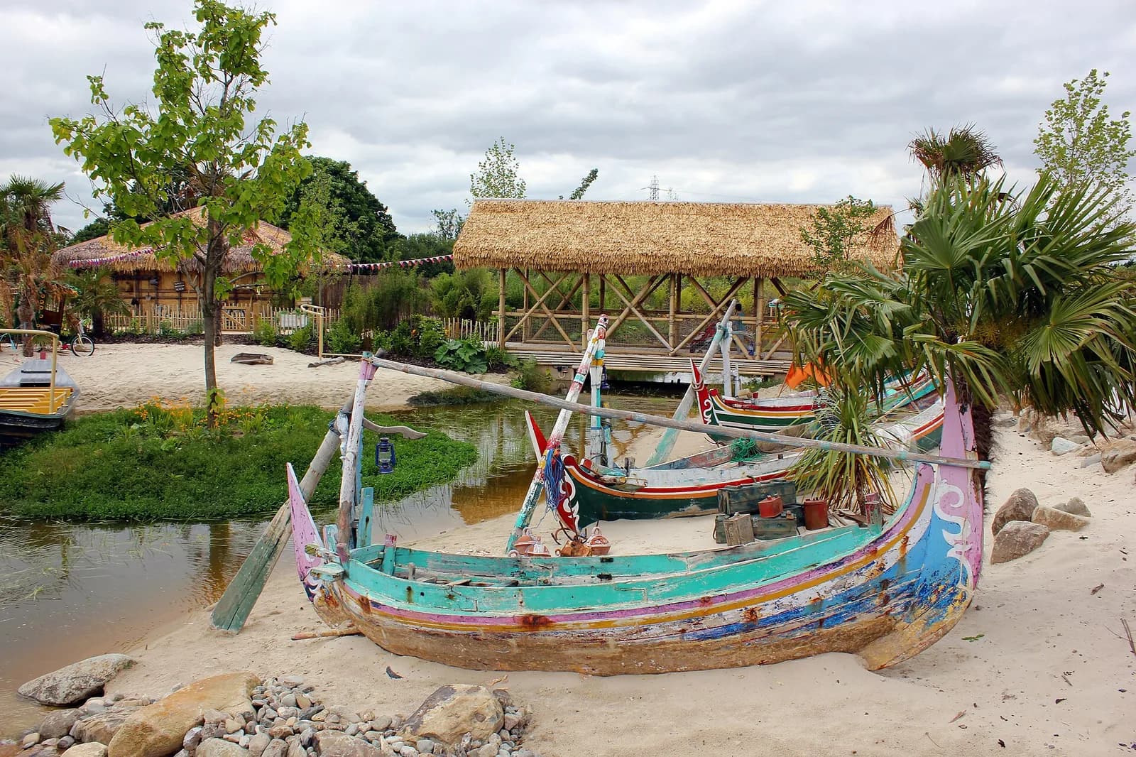 Bateaux colorés échoués sur une plage de l'espace Islands de Chester Zoo
