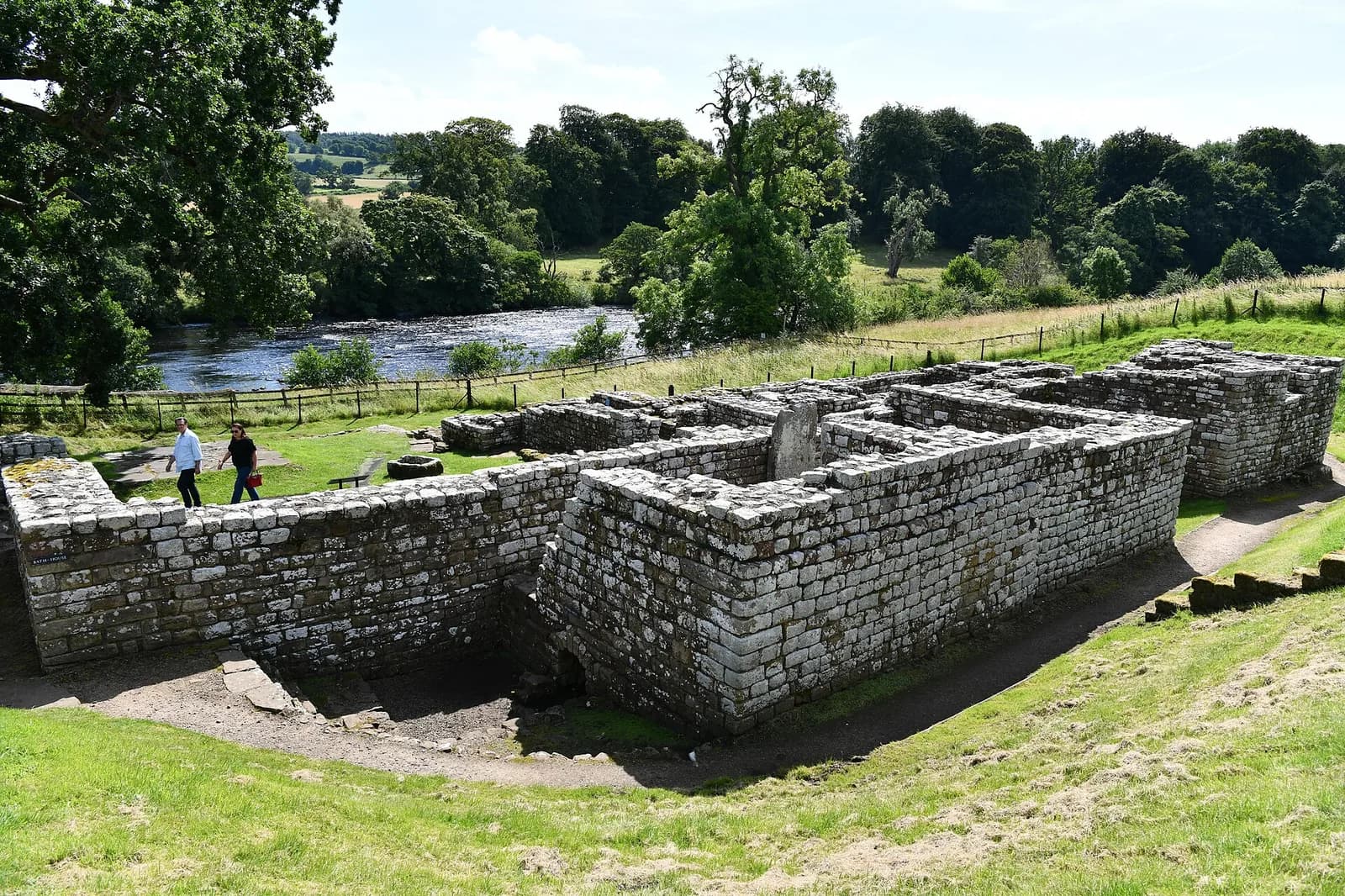 Murs des thermes romains du fort de Chesters, au bord de la North Tyne
